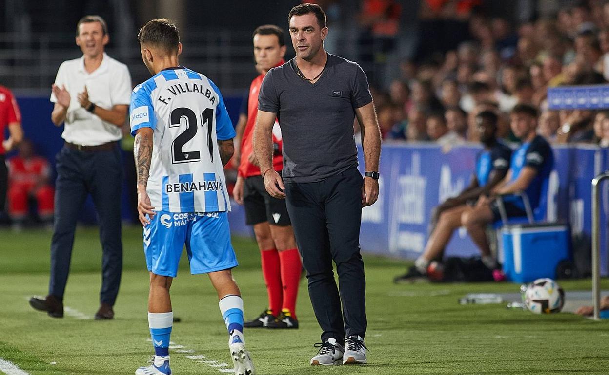 Guede, en la banda durante el partido del domingo en Huesca. 