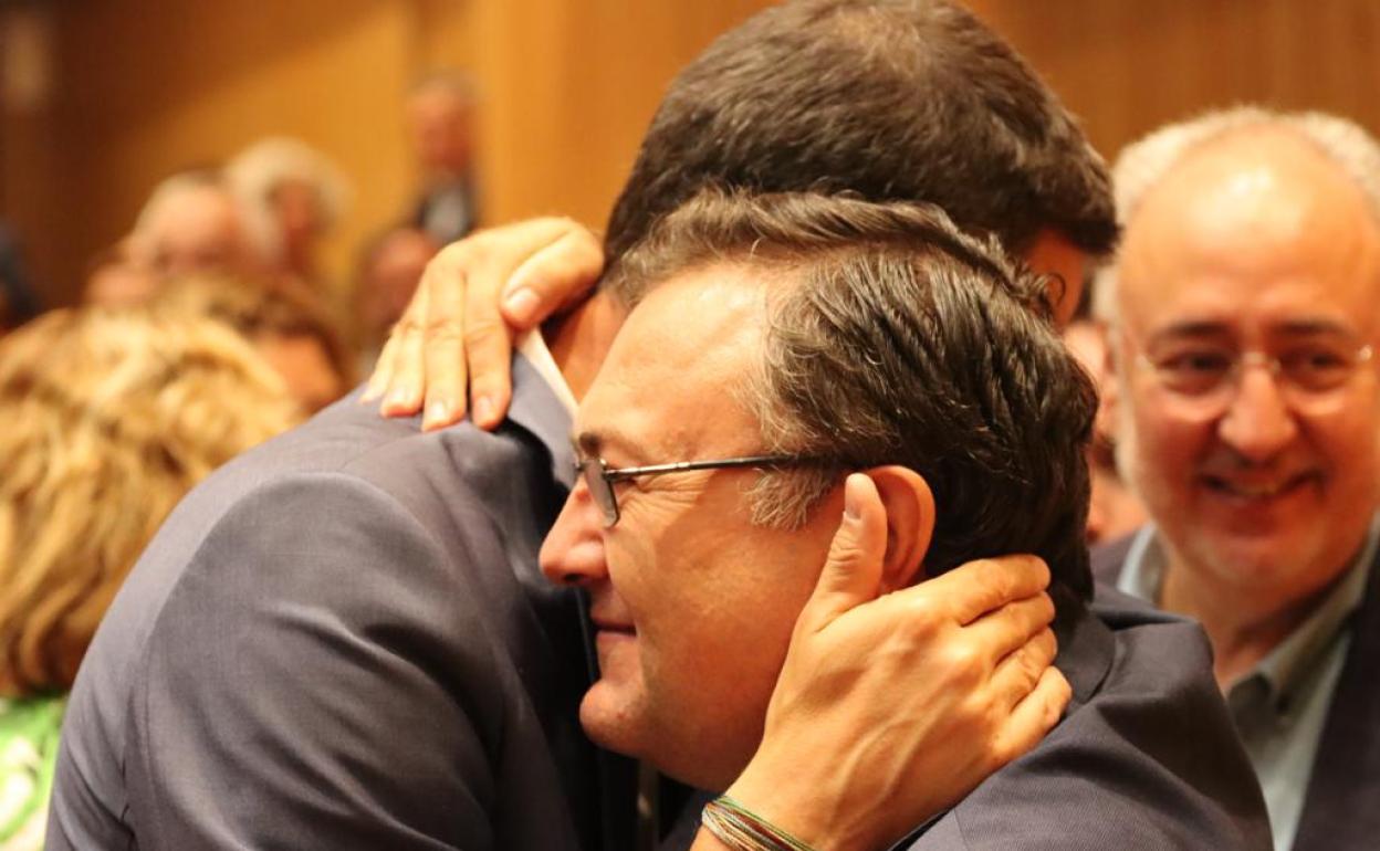 El presidente del Gobierno, Pedro Sánchez, felicita esta mañana a Miguel Ángel Heredia, después de la reunión de la Interparlamentaria, en el Congreso de los Diputados.