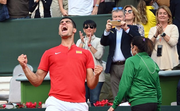 Carlos Alcaraz celebra la victoria ante Marius Copil en su estreno en la Copa Davis en Puente Romano. 