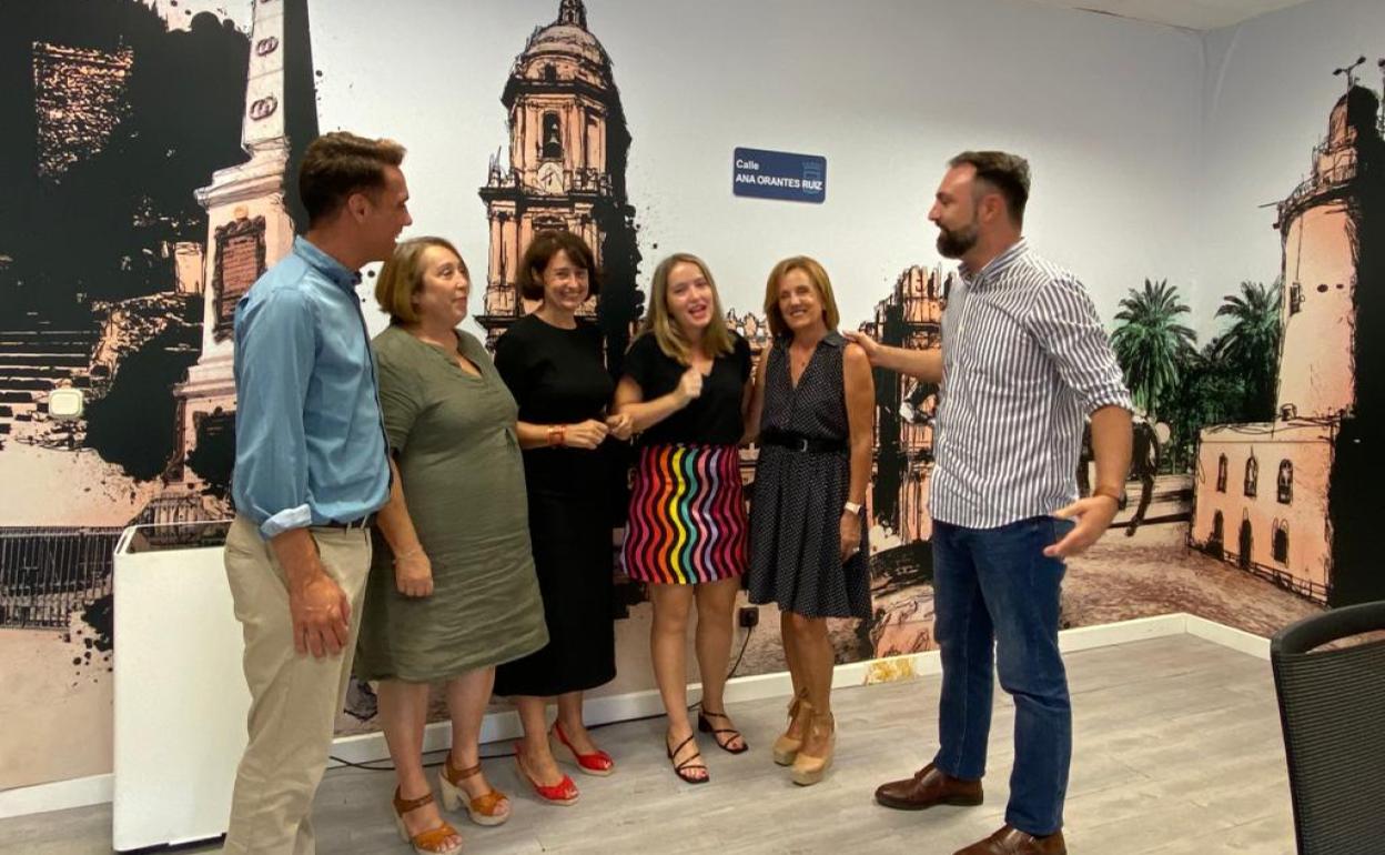 Alicia Murillo, en el centro, se despide de sus compañeros, ayer, en un momento de complicidad en el grupo socialista en el Ayuntamiento de Málaga. .