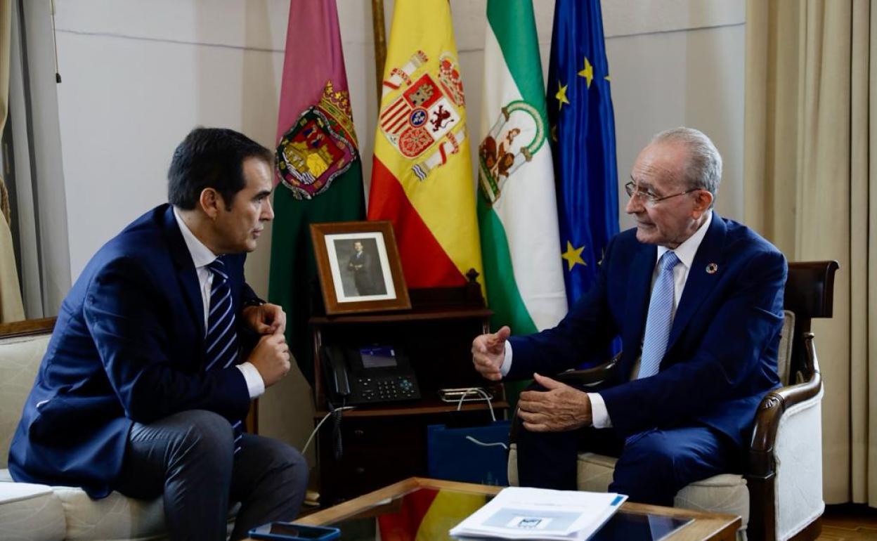 José Antonio Nieto y Francisco de la Torre, durante la reunión en el Ayuntamiento de Málaga.