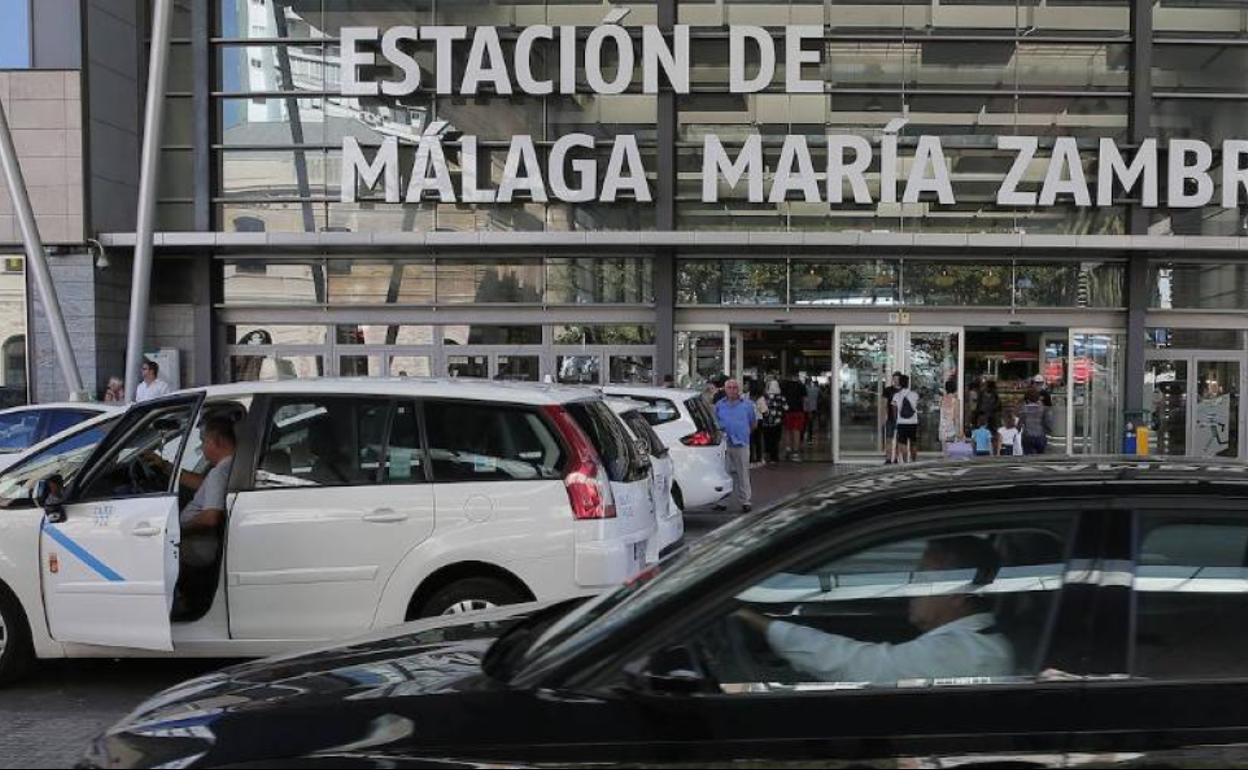 Taxis y VTC, en la estación María Zambrano de Málaga. 