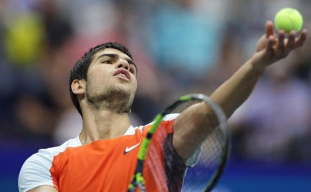 Alcaraz ejecuta su saque durante el US Open. 