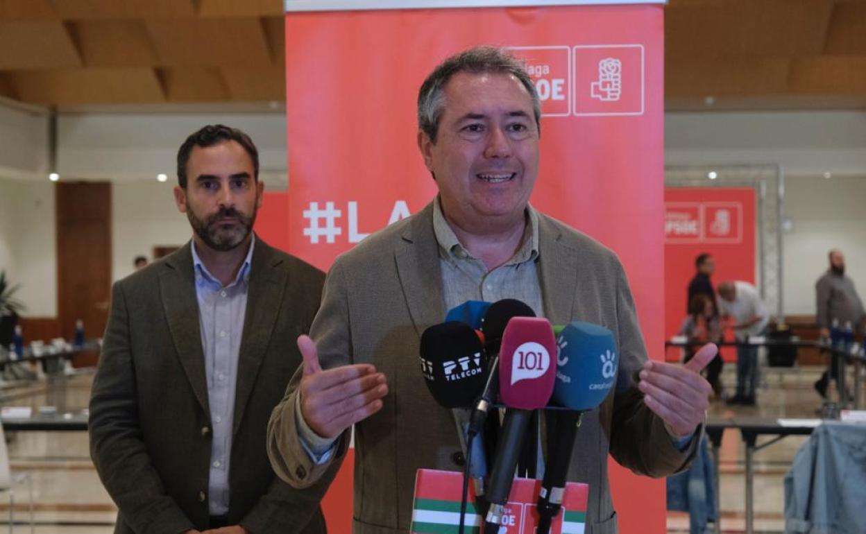 Espadas (con Dani Pérez detrás) ha presidido este martes en Málaga la reunión de la ejecutiva regional del PSOE