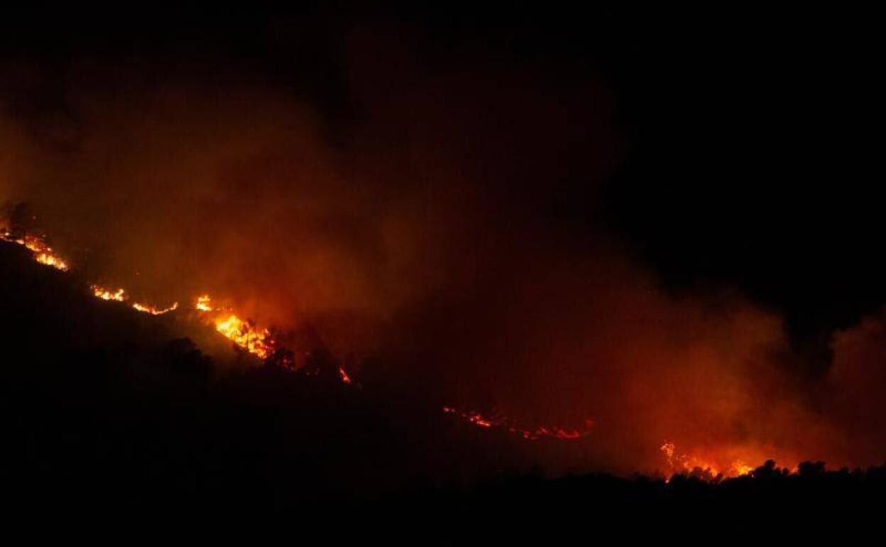 Desactivan el nivel 1 del incendio de Los Guájares, que ya ha calcinado 5.100 hectáreas