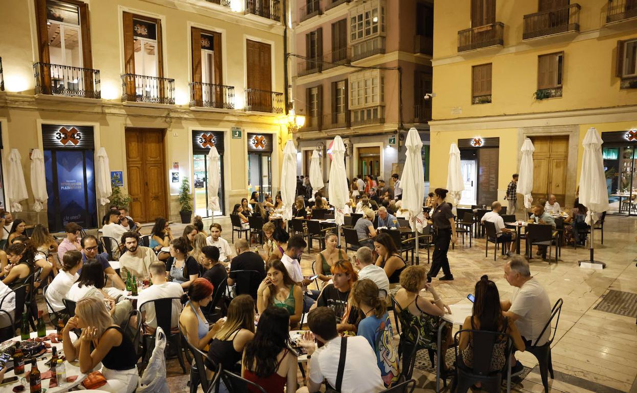 Terrazas de negocios de hostelería en la plaza de Mitjana. 