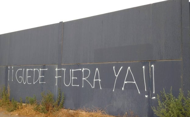 Imagen principal - Aparecen pintadas en el Anexo de La Rosaleda en contra de Guede, Manolo y los dirigentes del Málaga