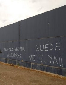 Imagen secundaria 2 - Aparecen pintadas en el Anexo de La Rosaleda en contra de Guede, Manolo y los dirigentes del Málaga