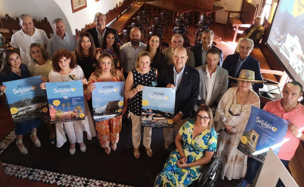 Organizadores, patrocinadores y encargados de ONG, durante la presentación. 