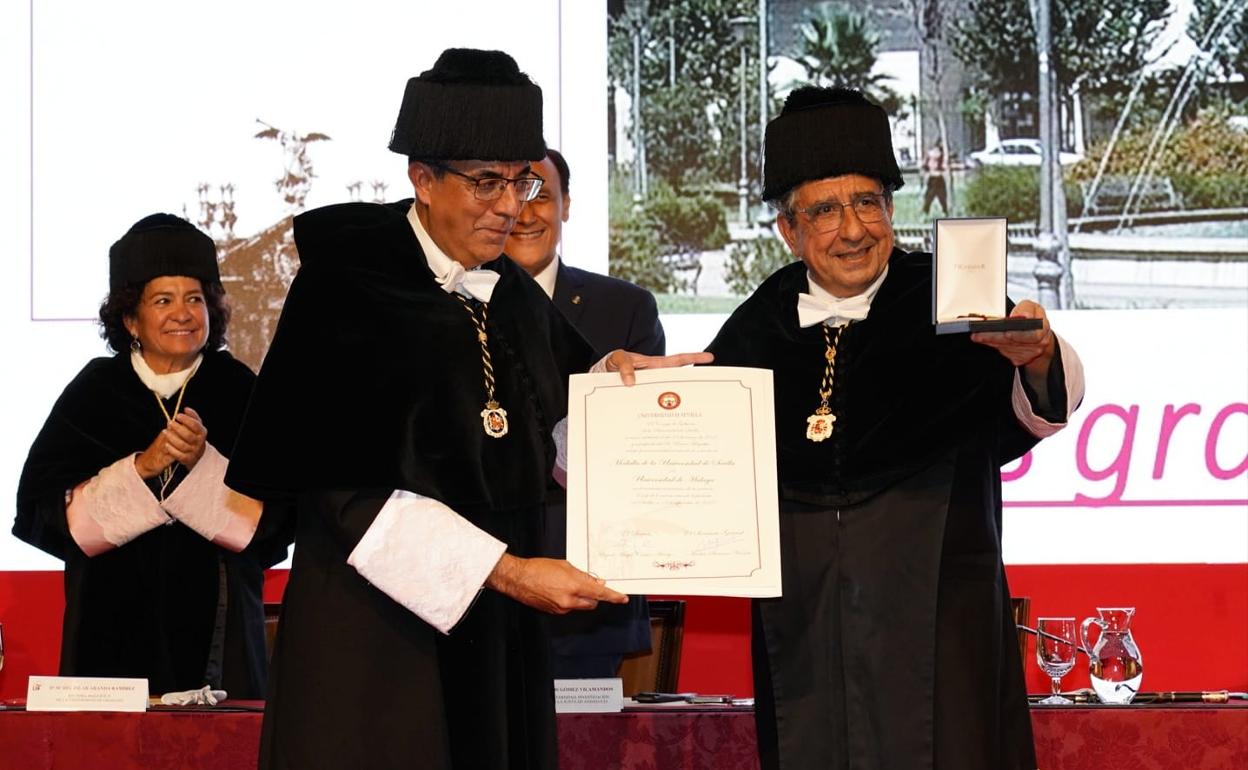 Los rectores de Sevilla, Miguel Ángel Castro, y de Málaga, José Ángel Narváez, en el acto de entrega de la distinción. 