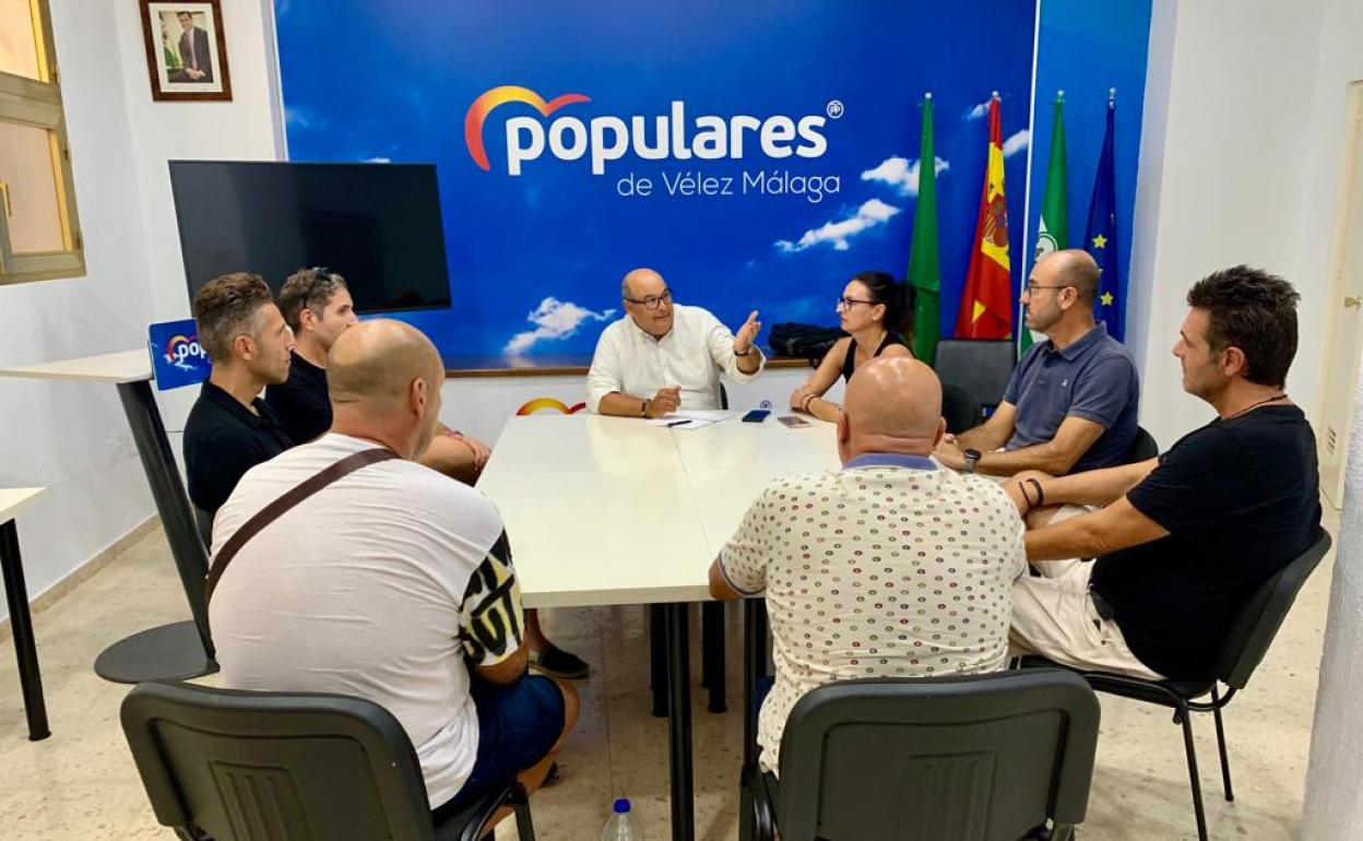 Reunión entre representantes del sindicato SIP-An y ediles del PP en Vélez-Málaga. 