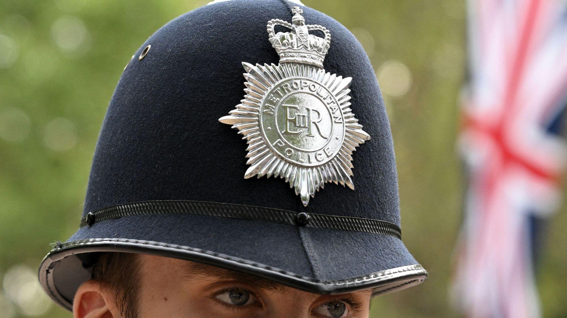El uniforme de la Policía británica también lleva el emblema de Isabel II en el casco