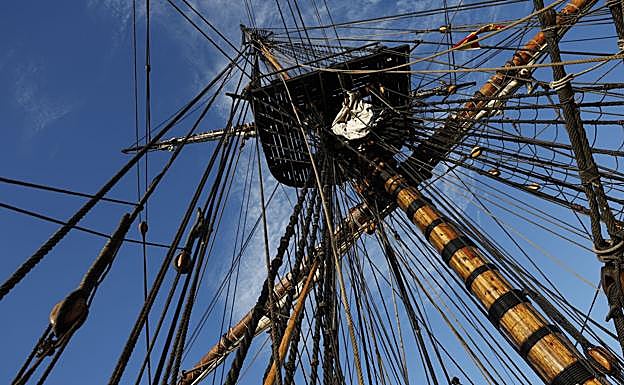 Imagen principal - Maniobras del barco en alta mar, antes de entrar en el Puerto de Málaga. 