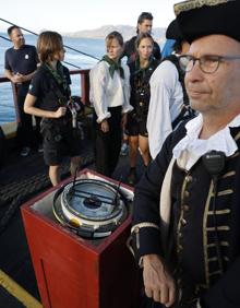 Imagen secundaria 2 - Maniobras del barco en alta mar, antes de entrar en el Puerto de Málaga. 