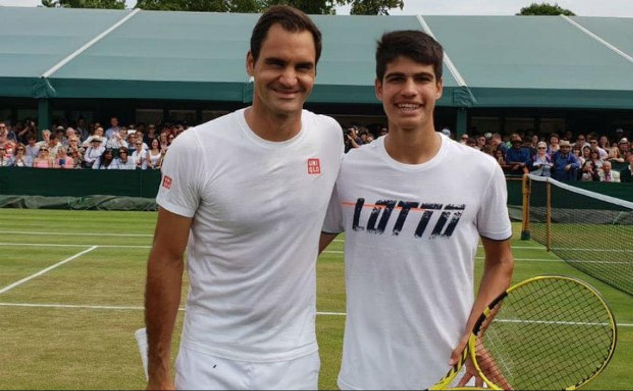 Roger Federer y Carlos Alcaraz. 