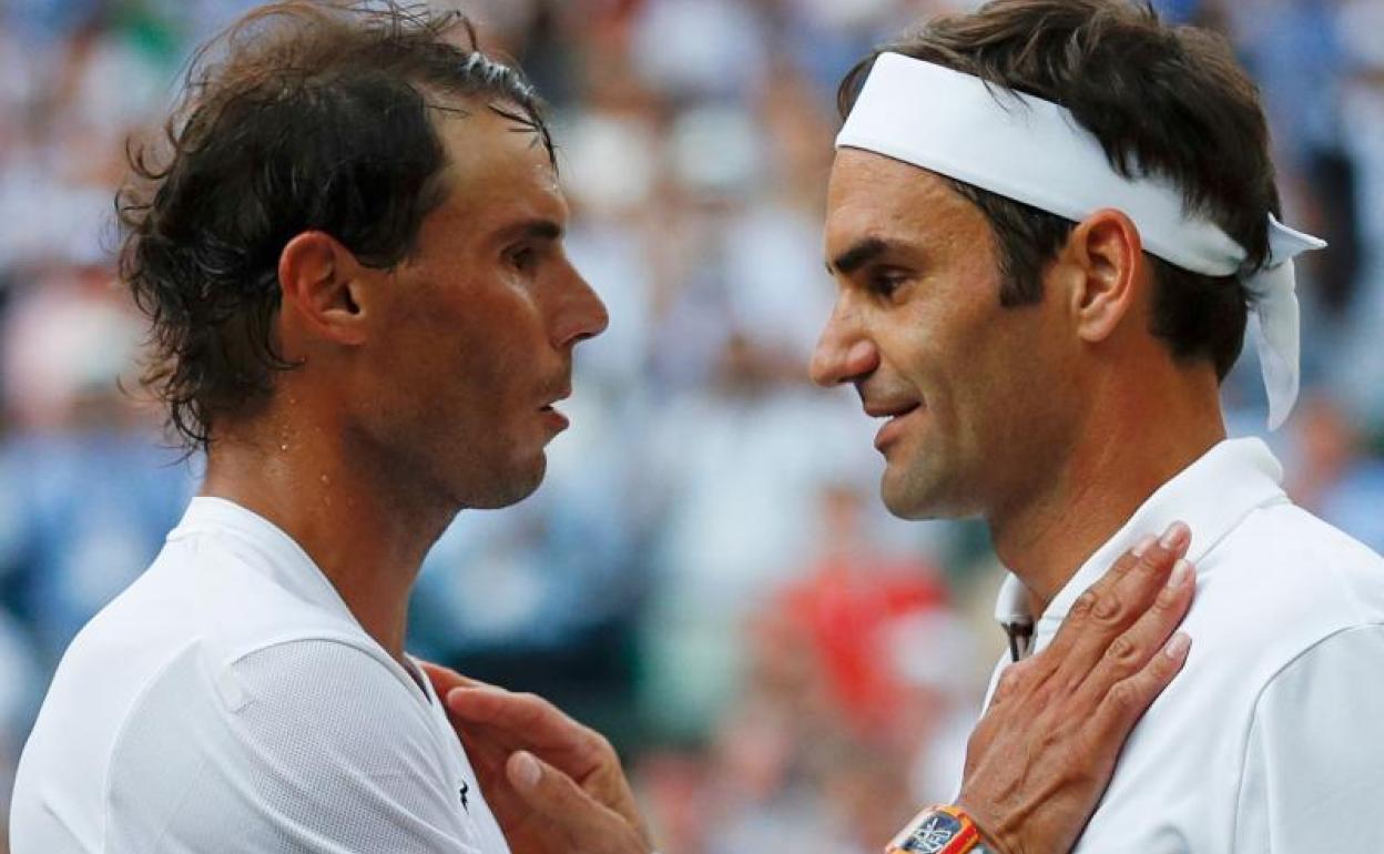Nadal y Federer conversan durante el torneo de Wimbledon 2019. 