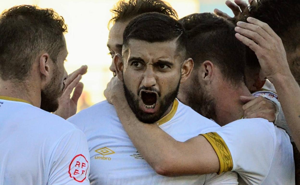 Gonzalo celebra un gol del Vélez. 