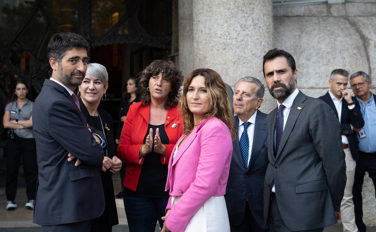 Miembros del Gobierno catalán, este jueves esperando a Aragonès, durante un acto en Barcelona.