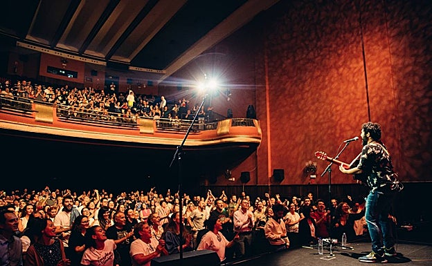 Imagen principal - El Kanka reapareció el pasado jueves en una presentación privada en los Cines Callao de Madrid. 