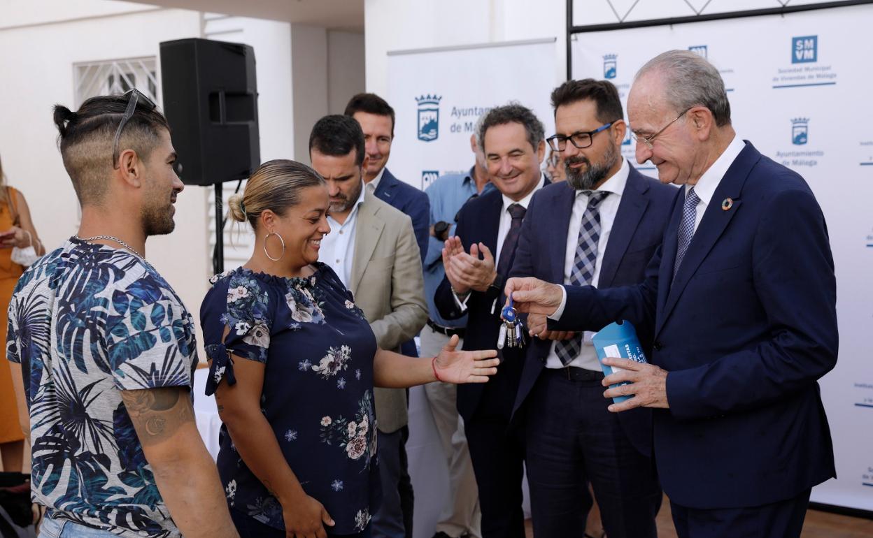 El alcalde, Francisco de la Torre, durante la entrega de 16 VPO en la calle Calvo. 