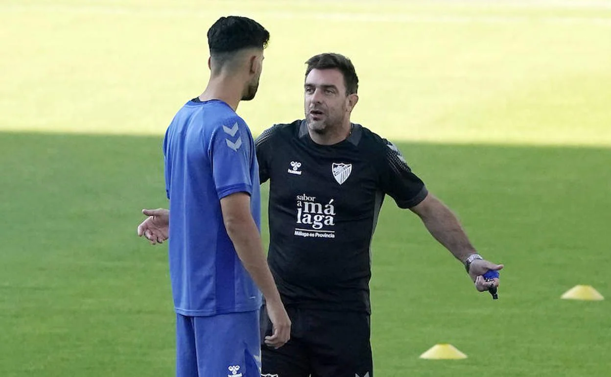 Guede, en plena conversación con el 'tocado' Juande durante el entrenamiento de este domingo. 