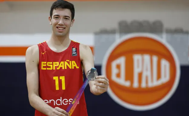 Álvaro Folgueiras muestra la medalla de subcampeón del Mundial sub-17. 