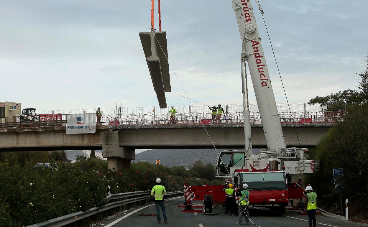 Operarios, durante unas obras en un puente de la A-92. 