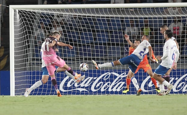 Un Málaga caótico hunde a Guede (3-1)