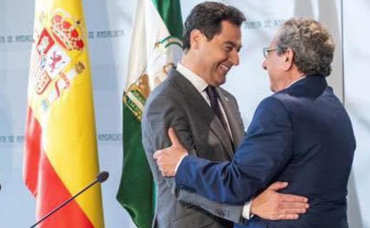 El presidente, Juanma Moreno, y el rector, José Ángel Narváez, con motivo de su toma de posesión, en enero de 2020. 