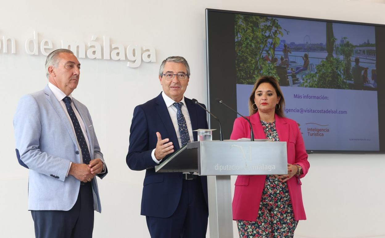 Salado, en el centro, avanza una campaña de un millón de euros. 