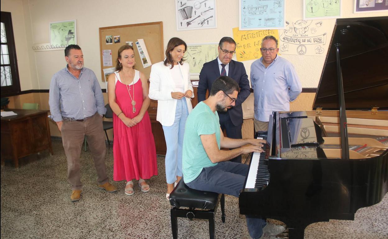 Por la derecha, Lobo, Pavía, Fernández, Briones y Godino, ayer en el actual Conservatorio rondeño. 