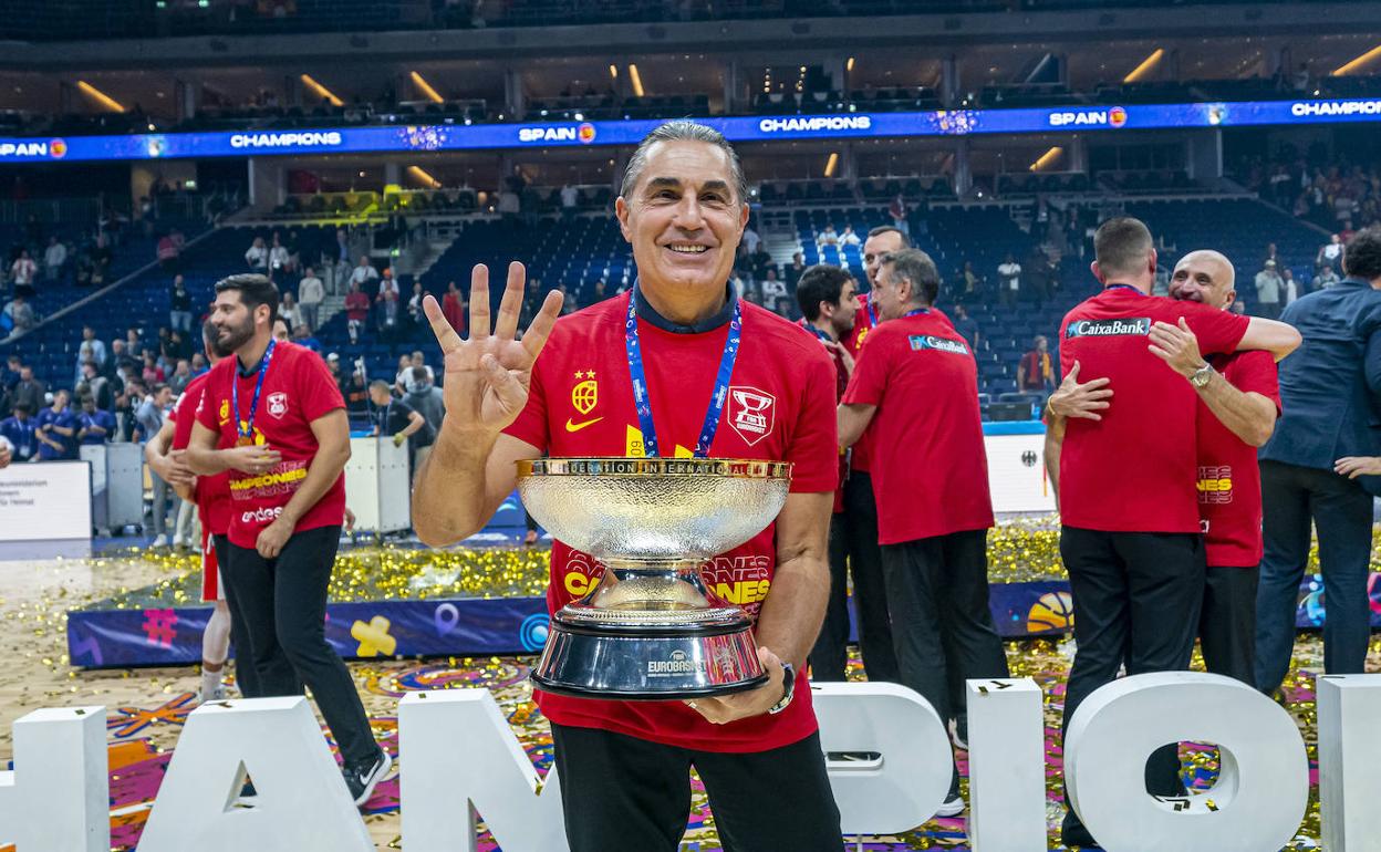 Sergio Scariolo, con el trofeo y el gesto de haber ganado ya cuatro títulos en el Eurobasket. 