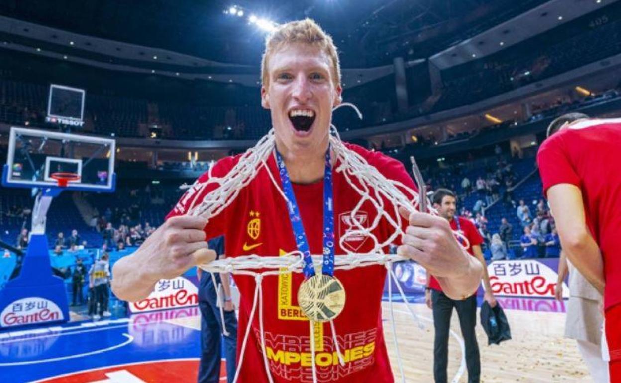 Alberto Díaz, eufórico tras el oro con la medalla y una red de la una canasta. 