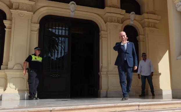 Francisco de la Torre, este martes, a las puertas del Ayuntamiento de Málaga.