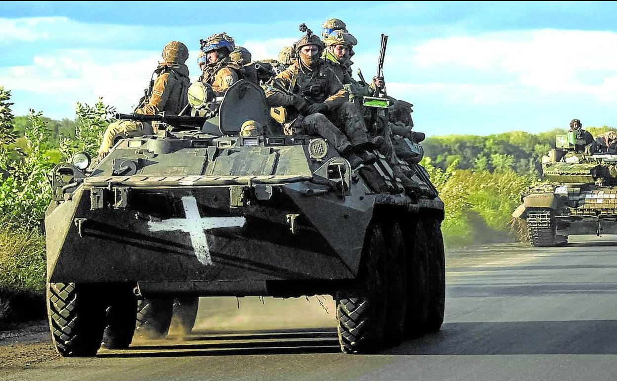 Los militares ucranianos cruzan la ciudad de Izium en vehículos blindados. 