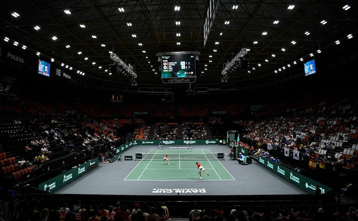 Panorámica del partido de dobles en el partido España-Corea de la semana pasada en el Pabellón Fuente de San Luis de Valencia. 