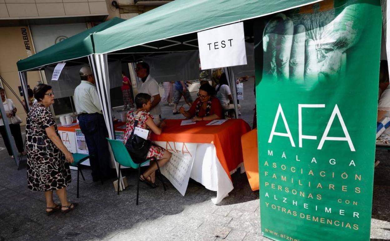 Mesa informativa sobre el alzhéimer instalada en Málaga. 