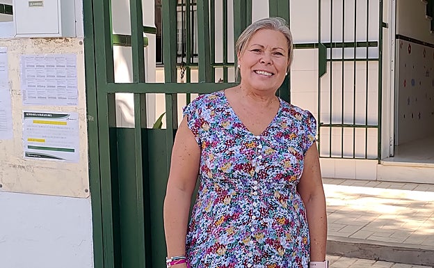 La edil de Educación, Lola Gámez, este miércoles en el colegio Andalucía. 