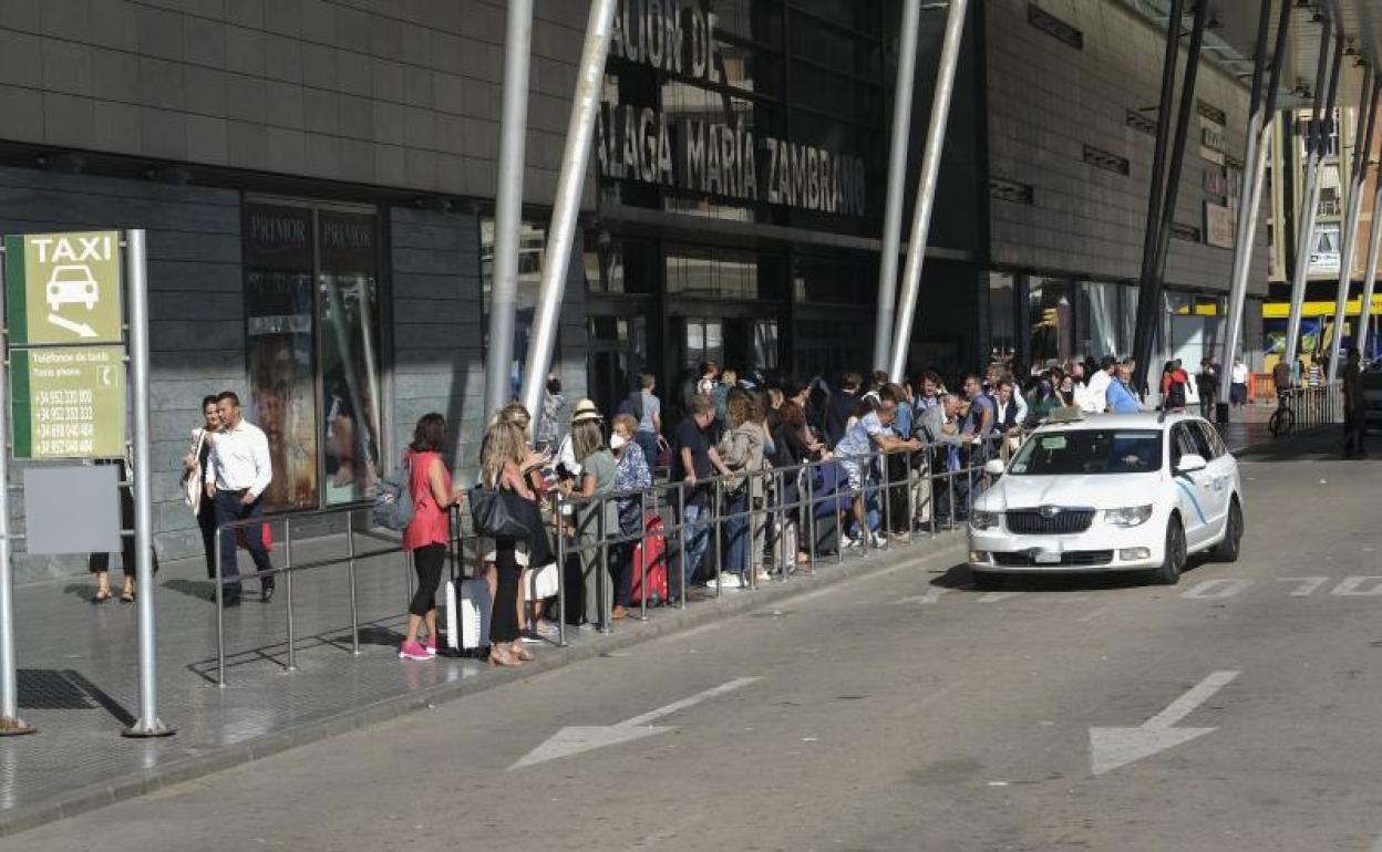 Colas en la estación María Zambrano durante el paro parcial de la semana pasada. 