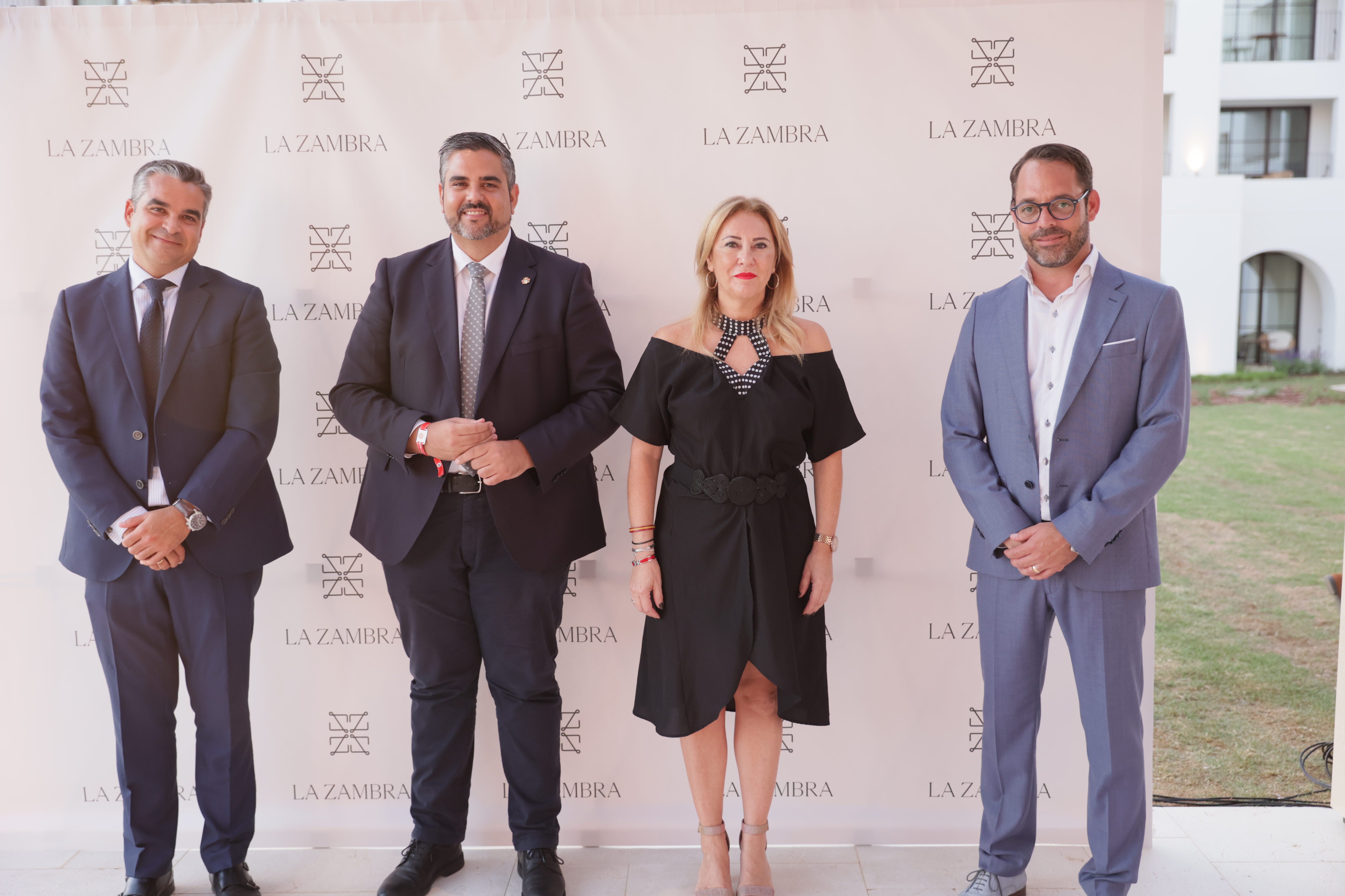 Carolina España y el alcalde de Mijas, junto a directivos de Intriva y la Zambra. 