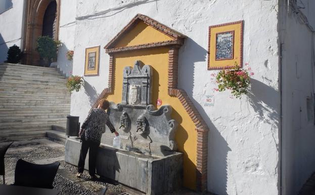 Fuente de la iglesia de San Juan Bautista.