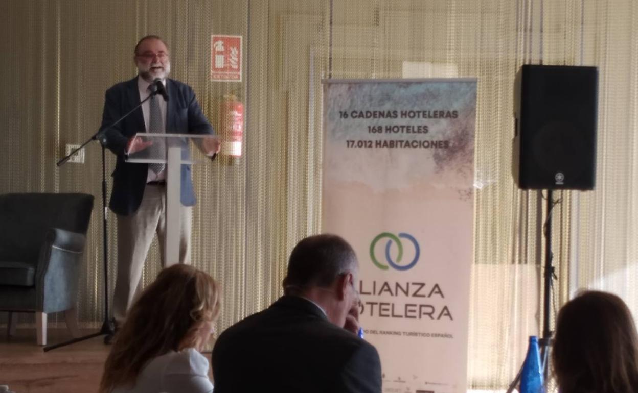 Gallardo presenta el evento de la Alianza Hotelera, celebrada en el hotel B Bou La Viñuela. 
