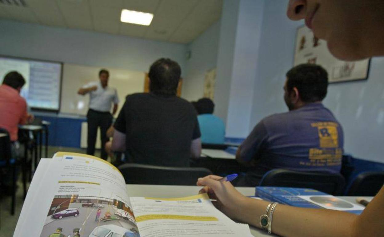 Una joven asiste a una clase en la autoescuela. 