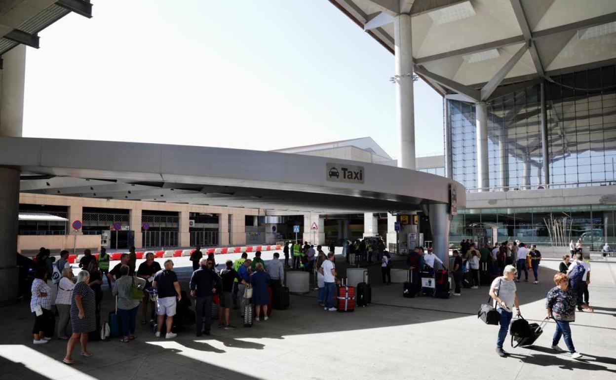 Cientos de pasajeros, afectados por el parón del taxi en el aeropuerto de Málaga