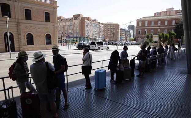 Huelga taxis Málaga: La estación de tren y el aeropuerto de Málaga se quedan sin taxis en otro nuevo día de parón