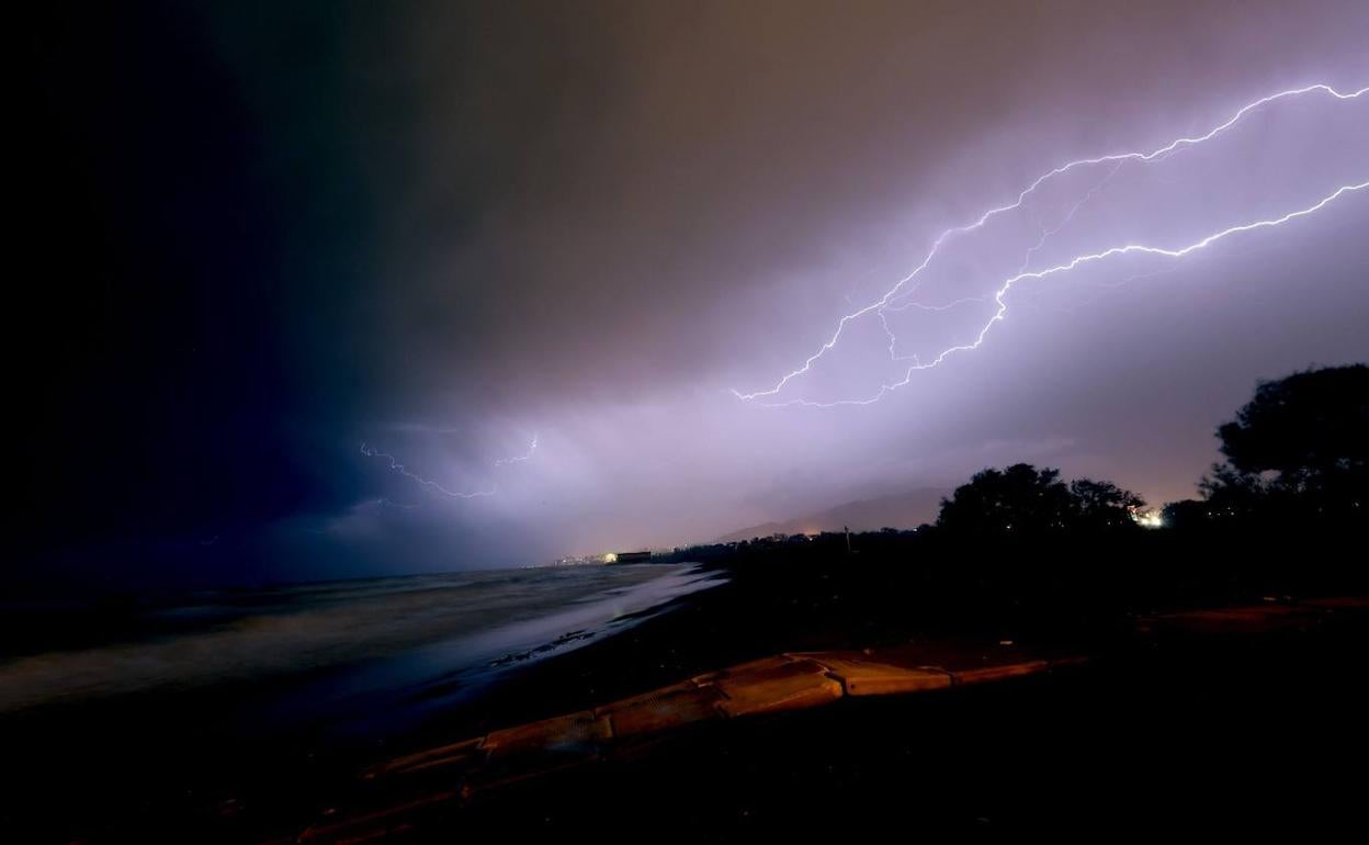 Los avisos de nivel amarillo por riesgo de tormentas afectan a zonas de las provincias de Granada y Almería, este jueves.