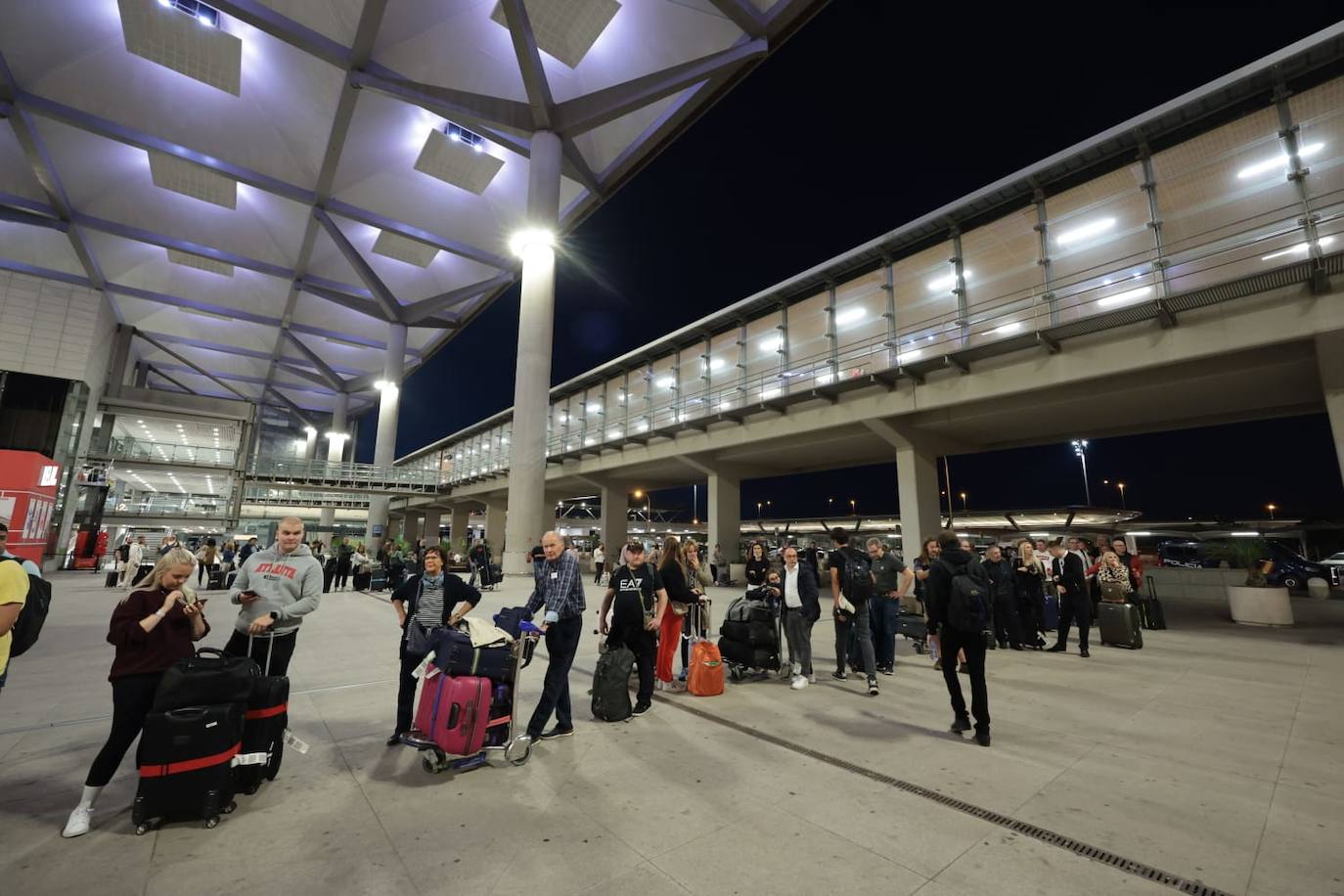 Cola de turistas llegados al aeropuerto que no han podido coger taxis hasta que terminara el parón de la noche del viernes, de 19.00 a 21.00 horas.