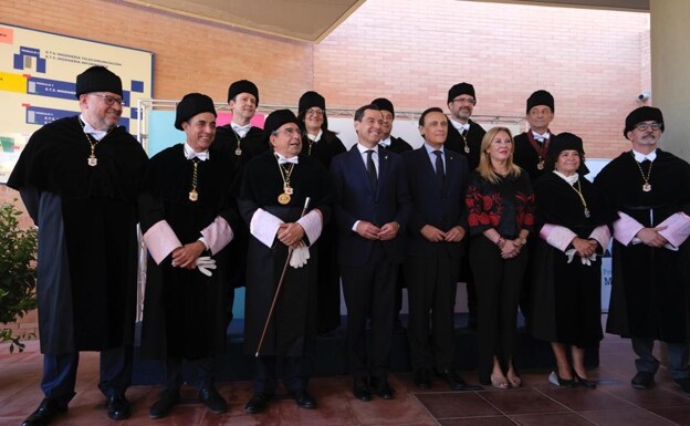 El presidente de la Junta, Juanma Moreno, con los diez rectores de universidades andaluzas y los consejeros de Universidades y de Hacienda. 
