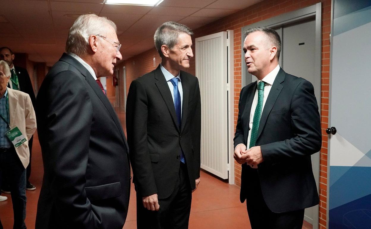 Manuel Azuaga y José Manuel Domínguez conversan con Ángel Sánchez Cañete antes del partido. 