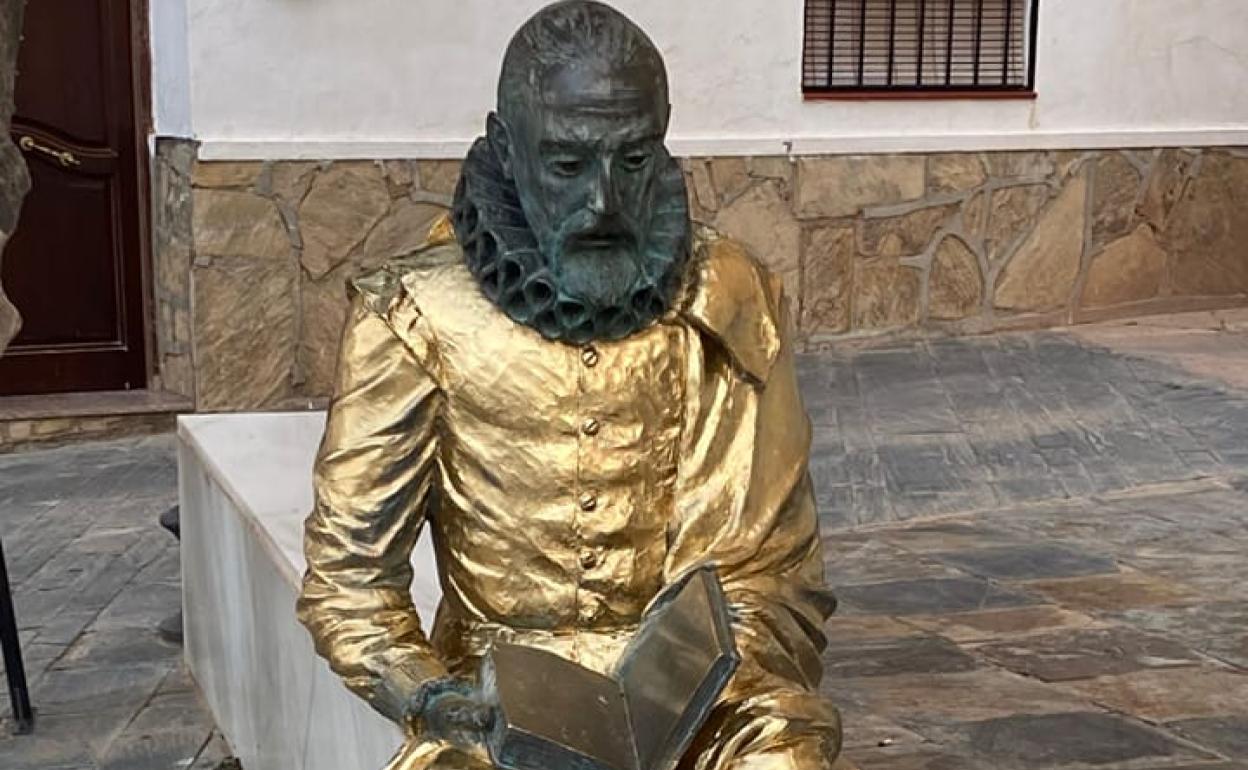 Imagen del estado en el que ha aparecido la escultura de Cervantes en la plaza Antonio Garrido Moraga de Vélez-Málaga. 